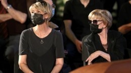 В черных очках и маске: Алентова с дочерью появились у гроба Меньшова