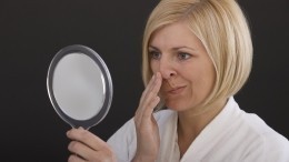 Почему вылезают прыщи на лице и других частях тела — мнение дерматолога