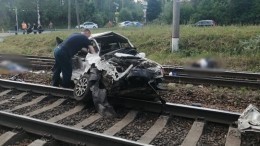 Фото: Поезд снес легковушку на переезде в Орехово, погибли трое