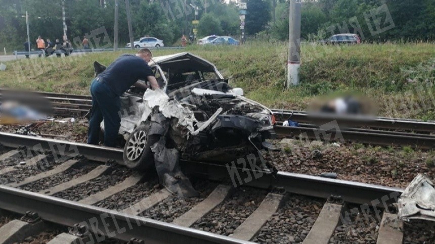 Фото: Поезд снес легковушку на переезде в Орехово, погибли трое