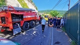 Водитель растерялся: видео с места ДТП с опрокинувшимся автобусом в Сочи