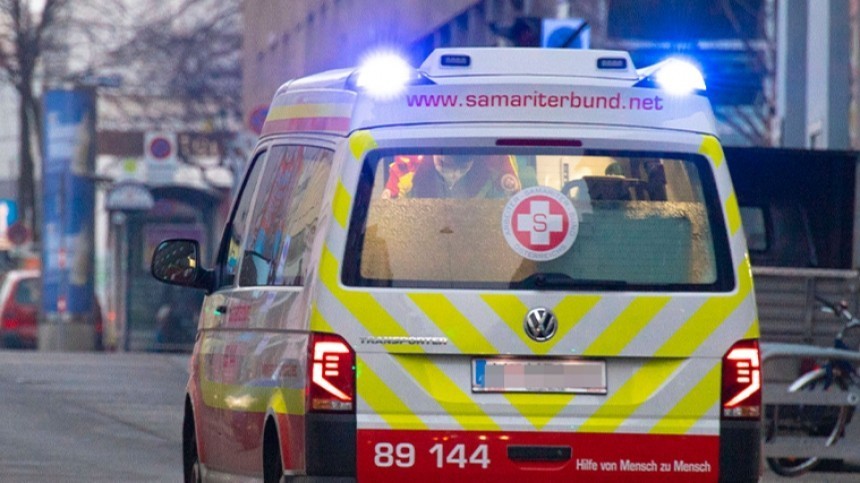Электричка со школьниками в Австрии сошла с рельсов и упала в реку
