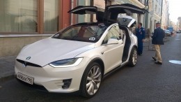 Члены партии «Зеленые» привезли документы в ЦИК на электромобиле Tesla