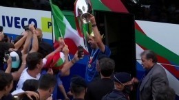 Прием у президента и толпы радостных фанатов: победители Евро-2020 вернулись на родину