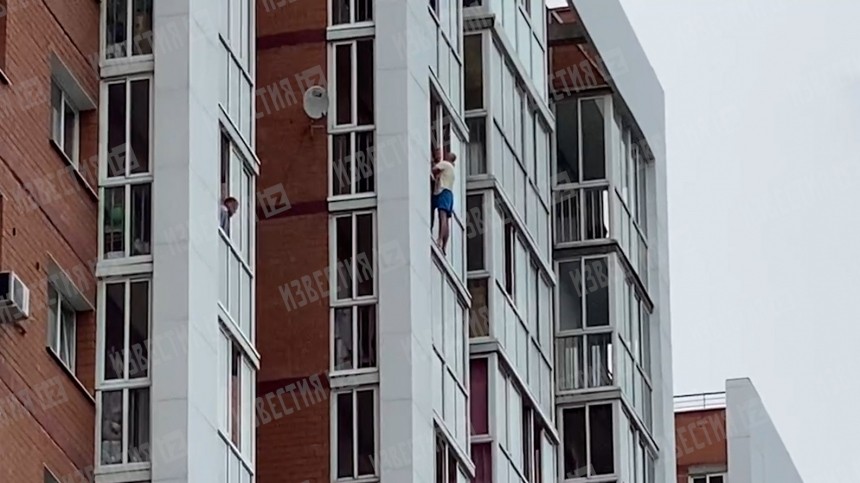 Стоявший в оконном проеме на 13 этаже житель Иркутска вернул ребенка в квартиру