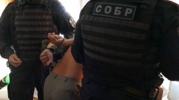 «Без него жить не смогу»: Момент задержания иркутянина, угрожавшего сбросить сына с 13 этажа