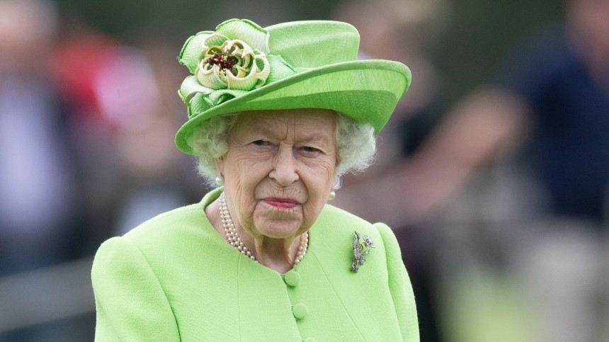 «Выглядит жутко»: Елизавета II высказалась о свадебном платье Кейт Миддлтон