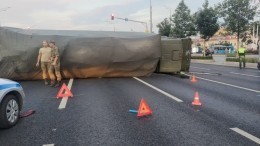 Фото: Военный КАМАЗ перевернулся в Москве