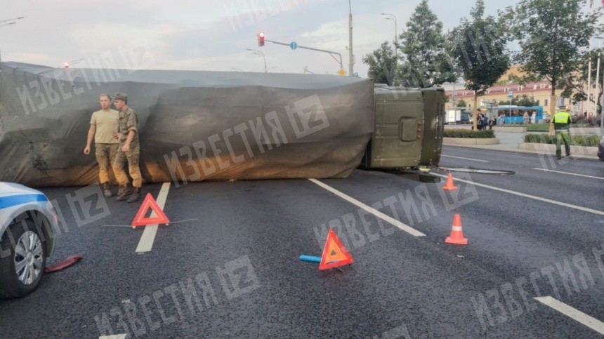 Фото: Военный КАМАЗ перевернулся в Москве