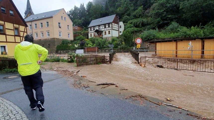 Число жертв наводнения в Германии достигло 156 человек