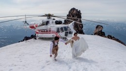Фото недели: свадьба на вулкане, полет Ричарда Брэнсона и смерть Петра Мамонова