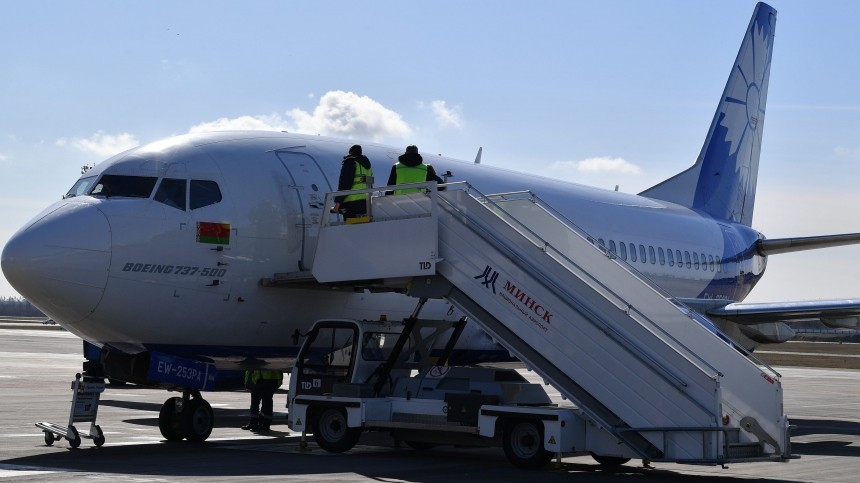 Подавший сигнал тревоги рейс Belavia приземлился в Домодедово на одном двигателе