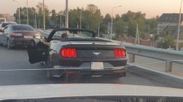 Видео: горячий петербуржец на Ford Mustang перегородил трассу и устроил драку