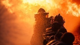Мощный пожар разгорелся в Баку, очевидцы сообщают о взрыве