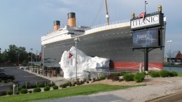 Стена-айсберг обрушилась на троих посетителей в музее «Титаника» в США
