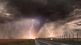 Синоптики предупредили о торнадо и «камнях с неба» в ряде регионов РФ