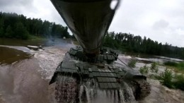 Ушли под воду: военные ЗВО превратили танки в «подводные лодки»