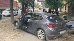Иномарка в Воронеже протаранила толпу людей на тротуаре