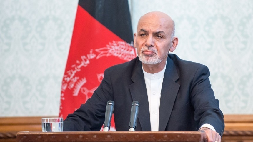 Президент Афганистана согласился уйти в отставку и покинул страну