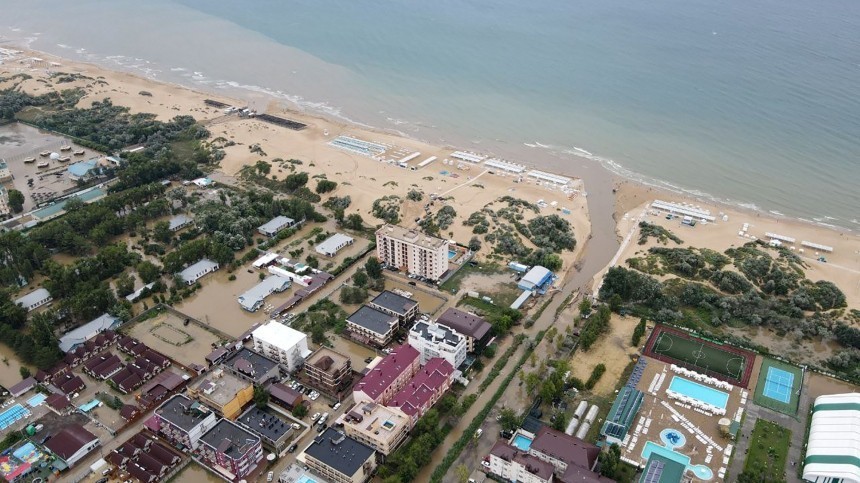 0900 В Анапе канализация стекает в море