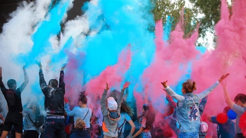 Пляжный фестиваль красок холи прошел в День флага России в Сочи