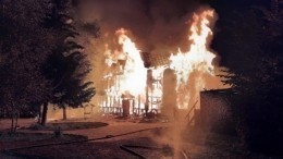 Появилось видео с места пожара в гостевом доме под Псковом, где погибли люди