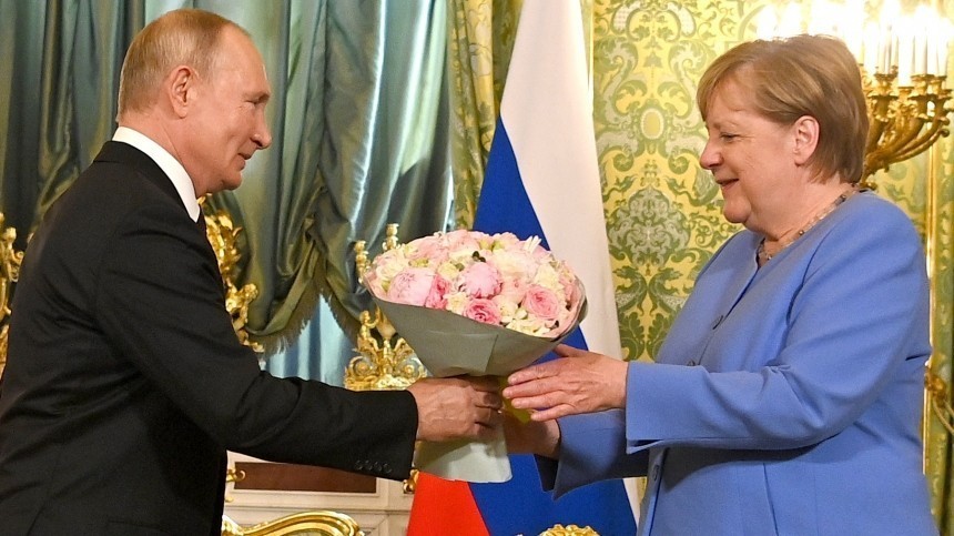 В Китае прочитали характер Путина по подаренным Меркель цветам