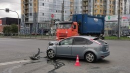 Автомобиль снес нескольких человек на пешеходном переходе в Петербурге