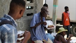 Жители Гаити вынуждены драться за еду после разрушительного землетрясения