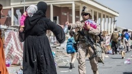 Прорвавшихся к аэропорту Кабула беженцев солдаты США вытолкали в канаву