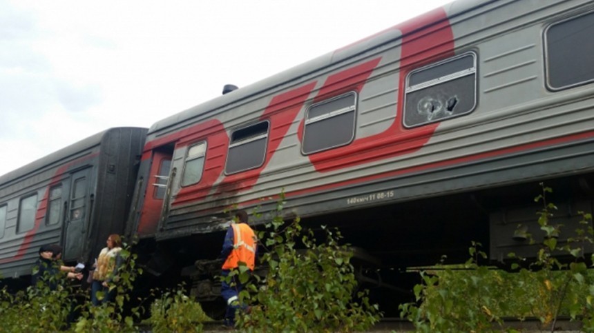 Поезд протаранил внедорожник в Саратовской области, трое погибли