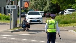 Автомобиль ДПС сбил перебегавшую вне зебры дорогу школьницу в Москве