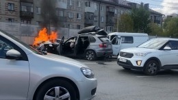 Машина вспыхнула после массовой аварии на мосту в Тюмени