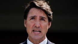 Недовольные избиратели забросали камнями премьер-министра Канады