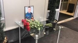 Стихийный мемориал в память о погибшем Евгении Зиничеве появился у здания МЧС