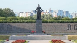 На Пискаревском кладбище Петербурга возложили венки к монументу «Мать-Родина»