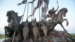 В памятнике Александру Невскому на Чудском озере увековечили псковских десантников