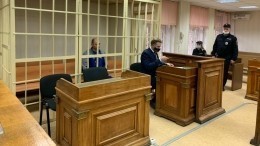 Появилось видео из зала суда с обвиняемым по делу о смертельном отравлении москвичей