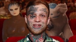 Сын Елены Яковлевой сжег лицо, пытаясь свести татуировку гроба