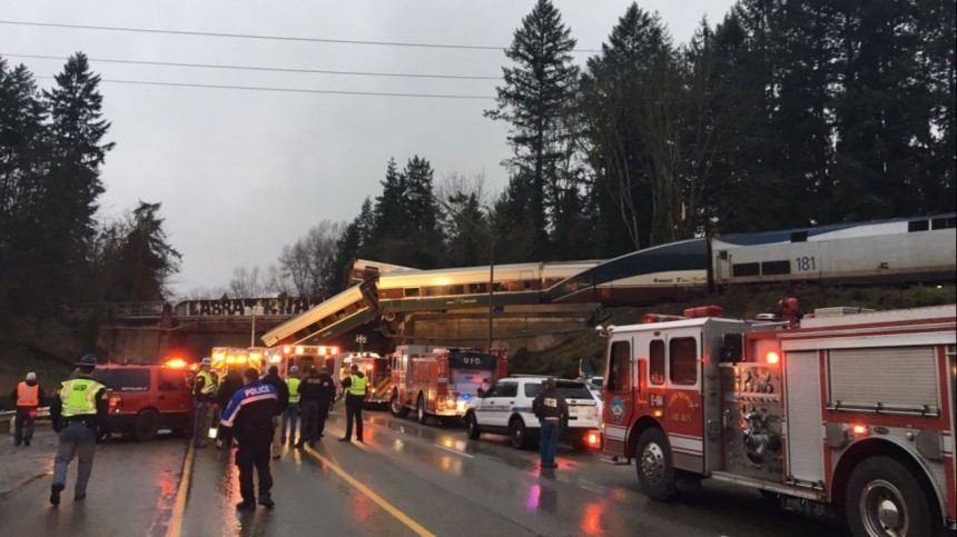 Пассажирский поезд сошел с рельсов в США, трое погибли