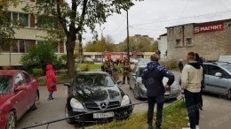 Жителей двух подъездов эвакуировали после обнаружения растяжки в доме в Ленобласти