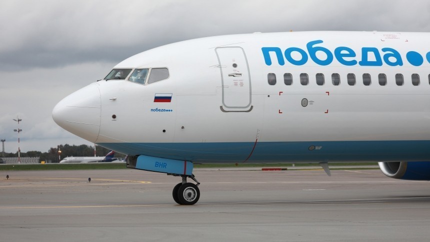 Самолет зацепил крылом бензовоз в аэропорту в Астрахани