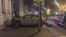 Появилось видео с места ДТП, где водитель въехал в здание школы в Москве