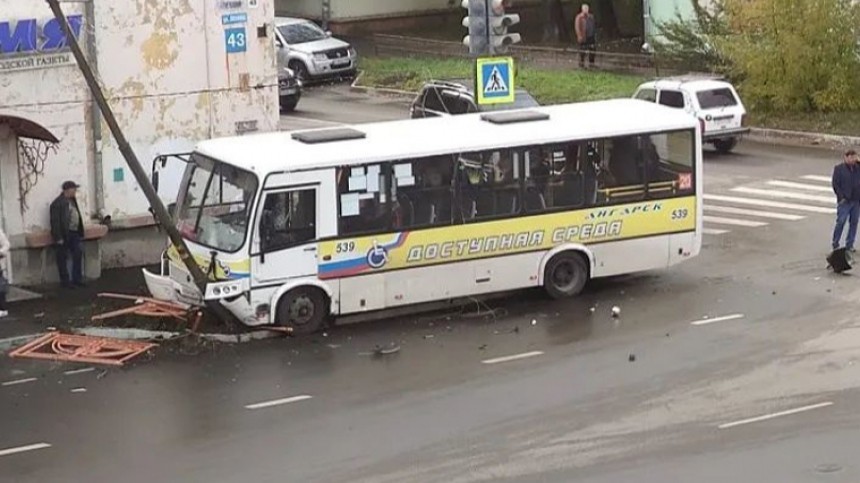 Пасссажирский автобус врезался в столб под Иркутском