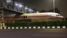 Застрявший под мостом самолет в Индии сняли на видео