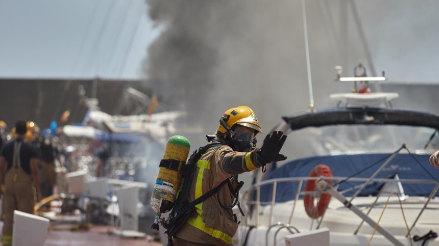 Человек погиб в пожаре на территории яхт-клуба на Крестовском острове в Петербурге