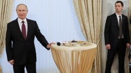 Песков заявил, что «проставляться» перед коллегами Путин в день рождения не будет