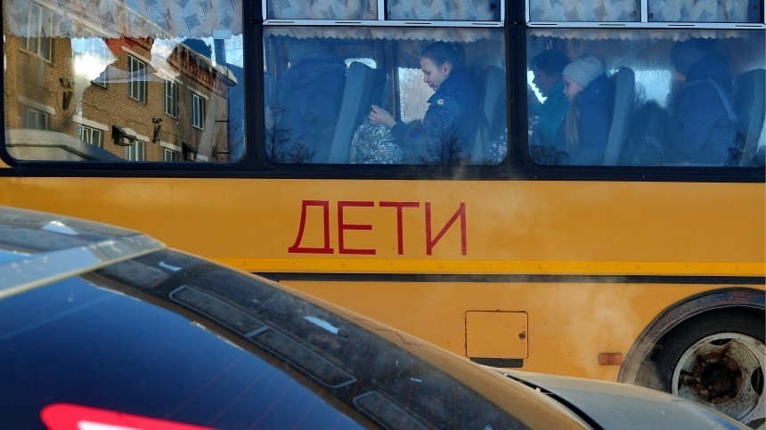 Школьный автобус и автопогрузчик столкнулись в Воронежской области