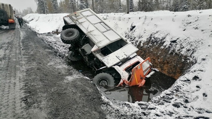 Вахтовый автобус перевернулся на разрезе в Кемеровской области