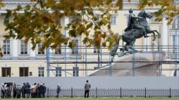 Молодожены и фотографы Петербурга пожаловались на реконструкцию памятника Петру I